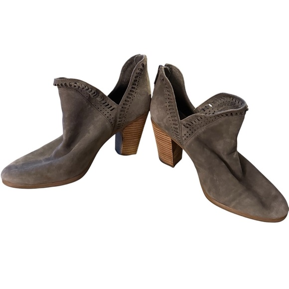 Vince Camuto Fileana Gray Suede Ankle Boots Laser Cut Block Heel Womens 9M - Picture 5 of 6